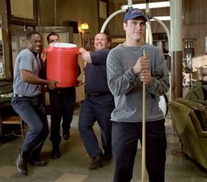 Joaquin Phoenix in una scena del film Squadra 49