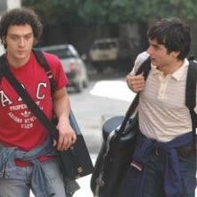 Paolo Briguglia e Claudio Santamaria in una scena di Ma quando arrivano le ragazze?