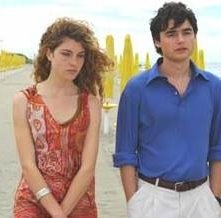 Paolo Briguglia e Vittoria Puccini in una scena di Ma quando arrivano le ragazze?