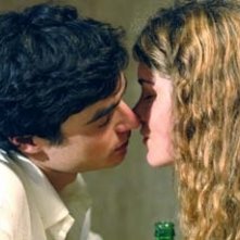 Paolo Briguglia insieme a Vittoria Puccini in una scena di Ma quando arrivano le ragazze?