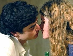 Paolo Briguglia insieme a Vittoria Puccini in una scena di Ma quando arrivano le ragazze?