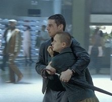 Tom Cruise e Samantha Morton in una scena di Minority Report (2002)