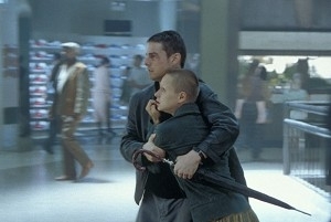 Tom Cruise e Samantha Morton in una scena di Minority Report (2002)
