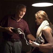 Clint Eastwood accanto a Hilary Swank in una scena di Million Dollar Baby