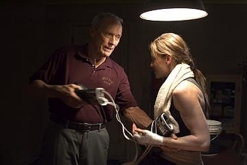Clint Eastwood accanto a Hilary Swank in una scena di Million Dollar Baby