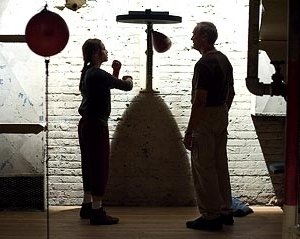 Clint Eastwood e Hilary Swank in una suggestiva scena di Million Dollar Baby