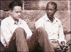 Tim Robbins e Morgan Freeman in una scena di Le ali della libertà