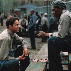 Tim Robbins e Morgan Freeman in una scena di  The Shawshank Redemption