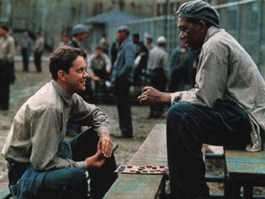 Tim Robbins e Morgan Freeman in una scena di  The Shawshank Redemption