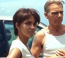 Billy Bob Thornton e Halle Berry in una scena di Monster's Ball - L'ombra della vita