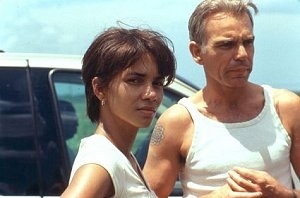 Billy Bob Thornton e Halle Berry in una scena di Monster's Ball - L'ombra della vita