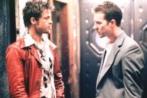 Brad Pitt e Edward Norton in una scena di Fight Club di David Fincher