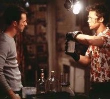 Brad Pitt e Edward Norton in una scena di Fight club