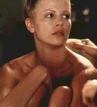 Charlize Theron in una scena di The Astronaut's Wife