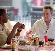 Denzel Washington e Christopher Walken in una scena di Man of fire