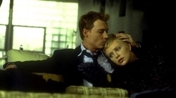 Johnny Depp con Charlize Theron in una scena di The Astronaut's Wife