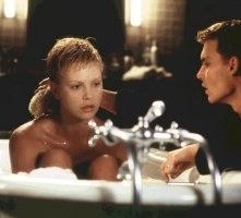 Johnny Depp e Charlize Theron in una scena di The Astronaut's Wife