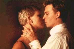 Un bacio tra Johnny Depp e Charlize Theron in una scena di The Astronaut's Wife