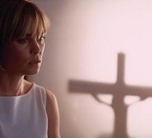 Radha Mitchell in una scena di Man of fire