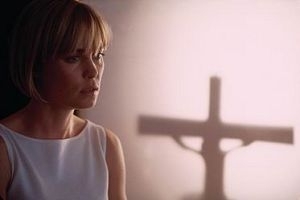 Radha Mitchell in una scena di Man of fire