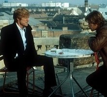 Robert Redford e Brad Pitt in una scena di Spy Game