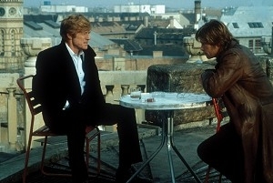 Robert Redford e Brad Pitt in una scena di Spy Game