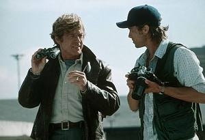 Robert Redford accanto a Brad Pitt in una scena di Spy Game