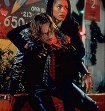 Angela Bassett e Ralph Fiennes in una scena di Strange days