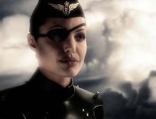 Angelina Jolie in una scena di Sky Captain and the World of Tomorrow