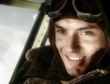 Un primo piano di Jude Law in una scena di Sky Captain and the World of Tomorrow