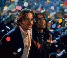 Ralph Fiennes e Angela Bassett in una scena di Strange days