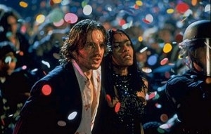 Ralph Fiennes e Angela Bassett in una scena di Strange days