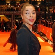 Sophie Okonedo sfila sulla passerella all'entrata della Berlinale