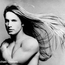 un ritratto di Joe Dallesandro con i capelli lunghi