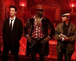 Keanu Reeves, Djimon Hounsou e Shia LaBeouf in una scena di Constantine