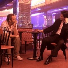 Keanu Reeves e Francis Lawrence in una scena di Constantine