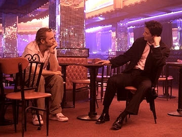 Keanu Reeves e Francis Lawrence in una scena di Constantine