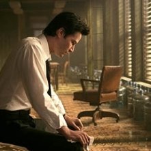 Keanu Reeves in una scena di Constantine
