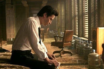 Keanu Reeves in una scena di Constantine
