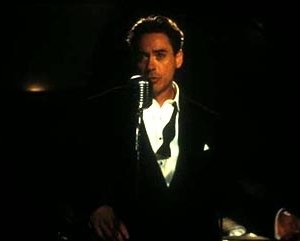 Robert Downey jr. in una scena di The Singing Detective