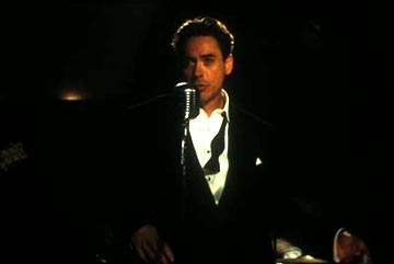 Robert Downey jr. in una scena di The Singing Detective