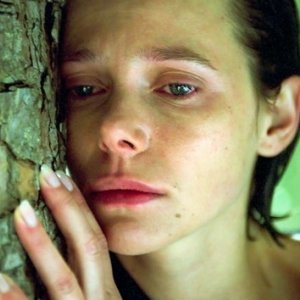 Un intenso primo piano di Barbora Bobulova in una scena di Cuore Sacro