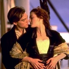 Kate Winslet e Leonardo DiCaprio in una celebre scena del film Titanic