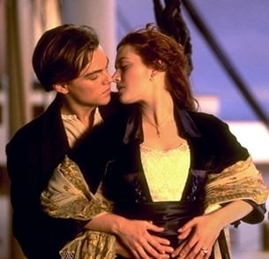 Kate Winslet e Leonardo DiCaprio in una celebre scena del film Titanic