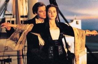Kate Winslet e Leonardo DiCaprio in una famosissima scena del film Titanic