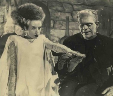 Elsa Lanchester e Boris Karloff in una scena di La moglie di Frankenstein