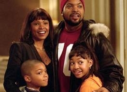 Nia Long, Philip Bolden, Ice Cube e Aleisha Allen in una scena di Io, lei e i suoi bambini