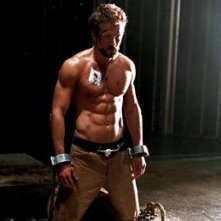 Il sexy Ryan Reynolds in una scena di Blade: Trinity
