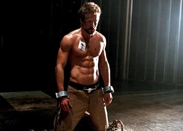 Il sexy Ryan Reynolds in una scena di Blade: Trinity