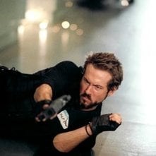 Ryan Reynolds in una scena action di Blade: Trinity